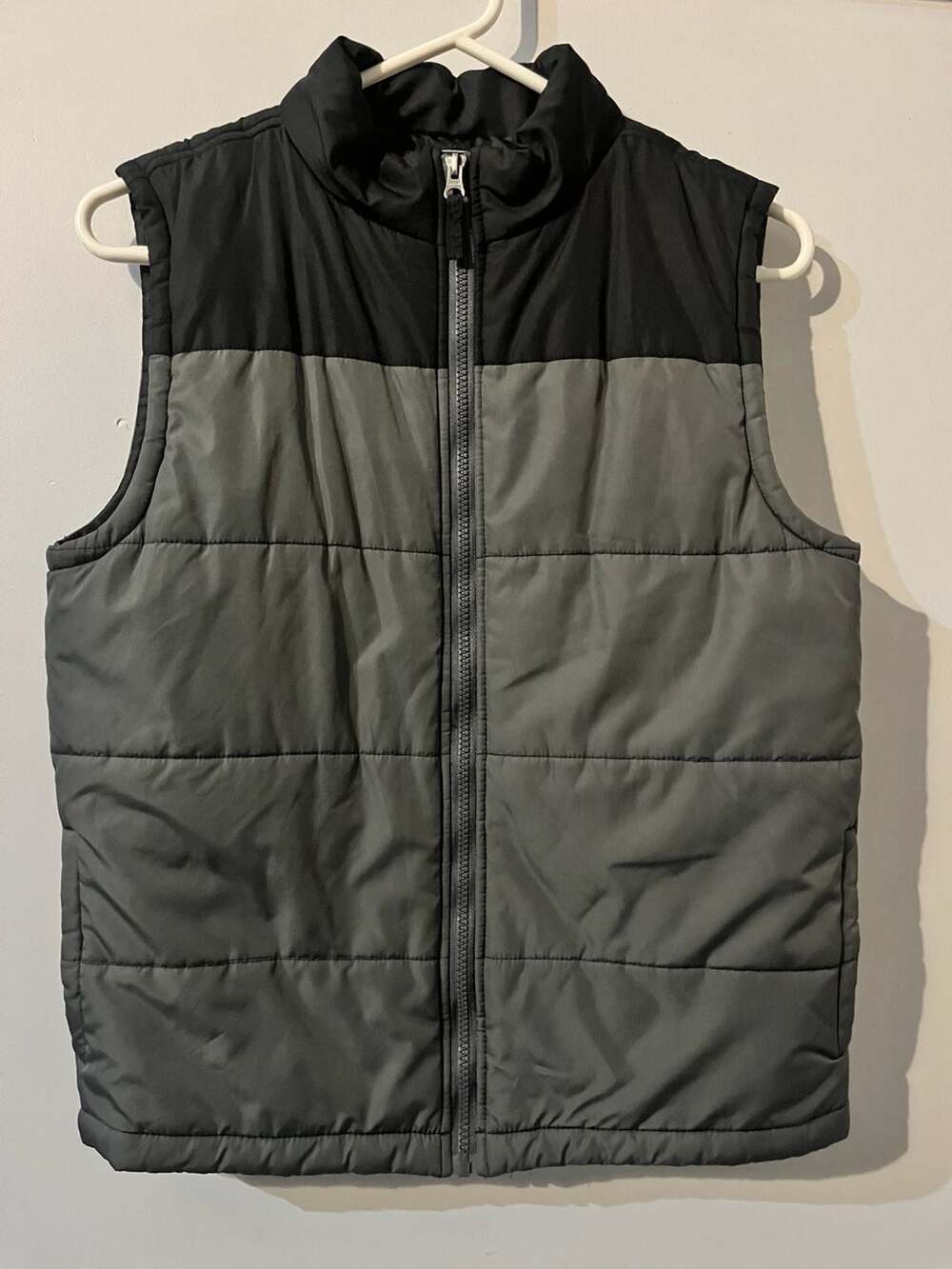003-0062 Crown & Ivy youth Black and Gray Colorblock Puffer Vest